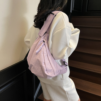 单肩斜挎包流行爆款通勤饺子包