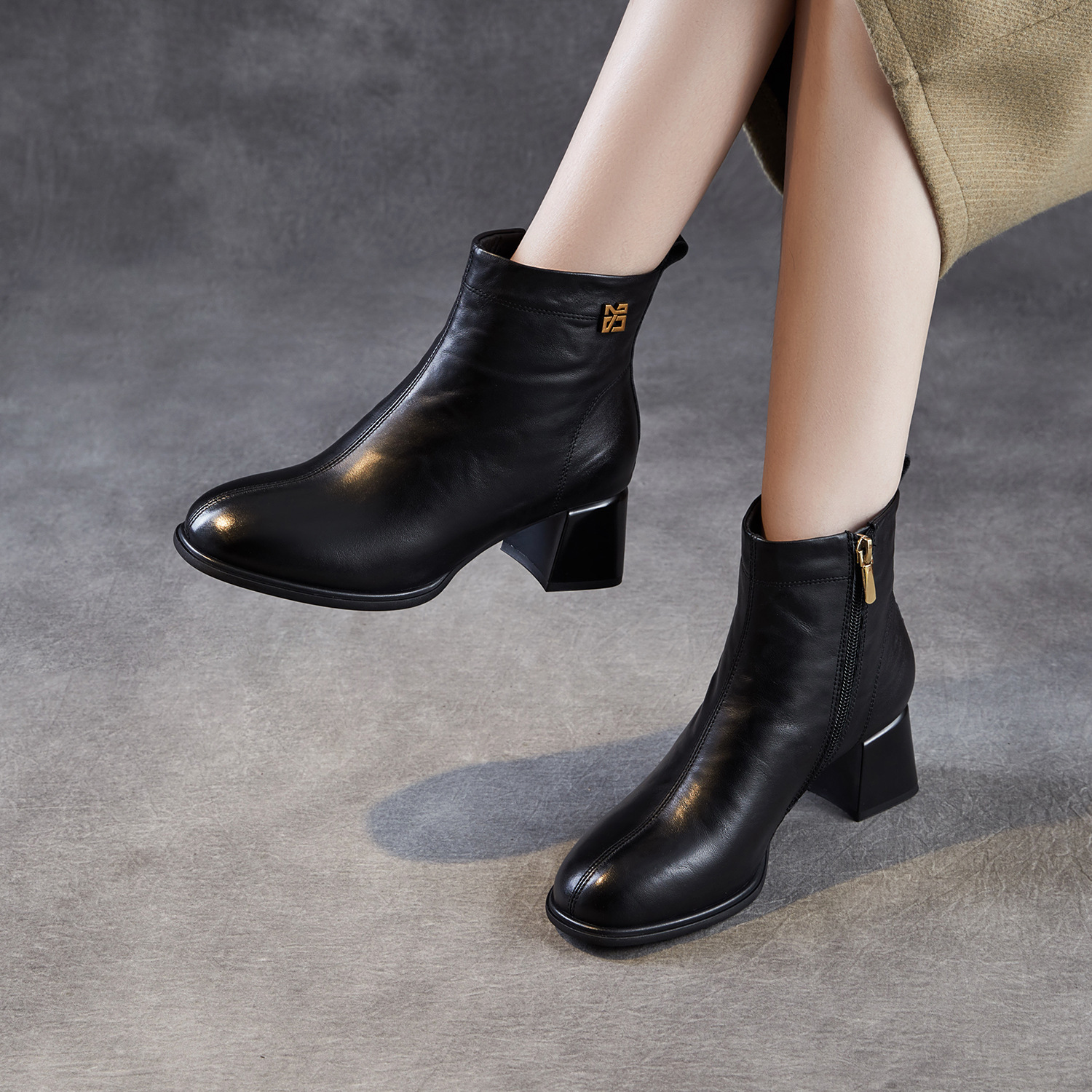 真皮妈妈鞋子加绒短靴女靴子皮鞋2025新款秋冬季粗跟高跟鞋马丁靴