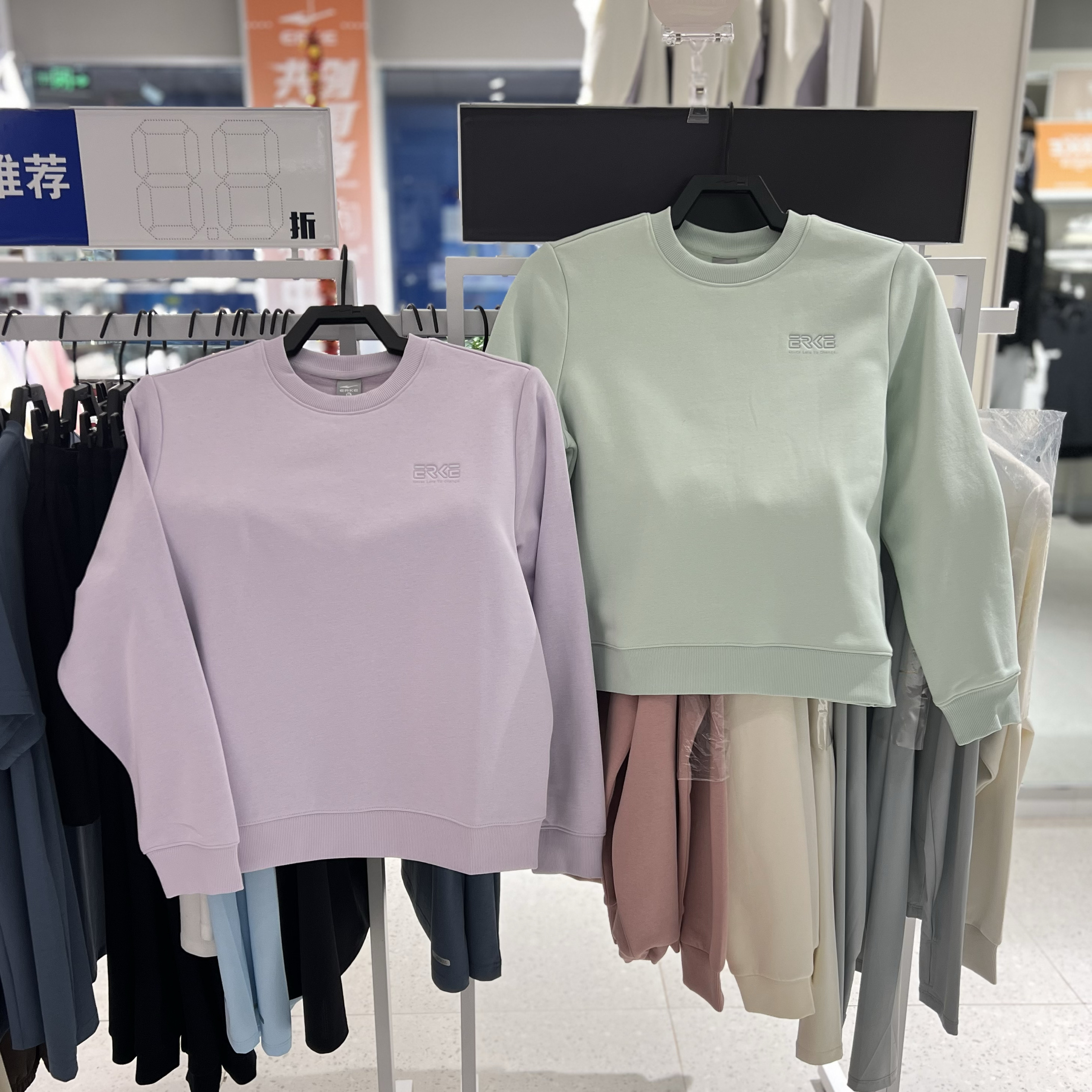 鸿星尔克休闲加绒套头圆领卫衣女