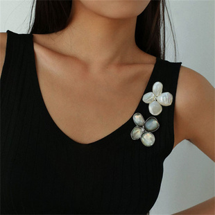 ICEEVA优雅天然白贝母丁香花胸针女高档轻奢百搭大衣灰贝胸花别针