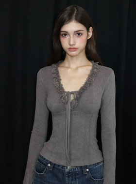 Simida斯密达-冬上新蕾丝花边拼接系带长袖打底衫T8180