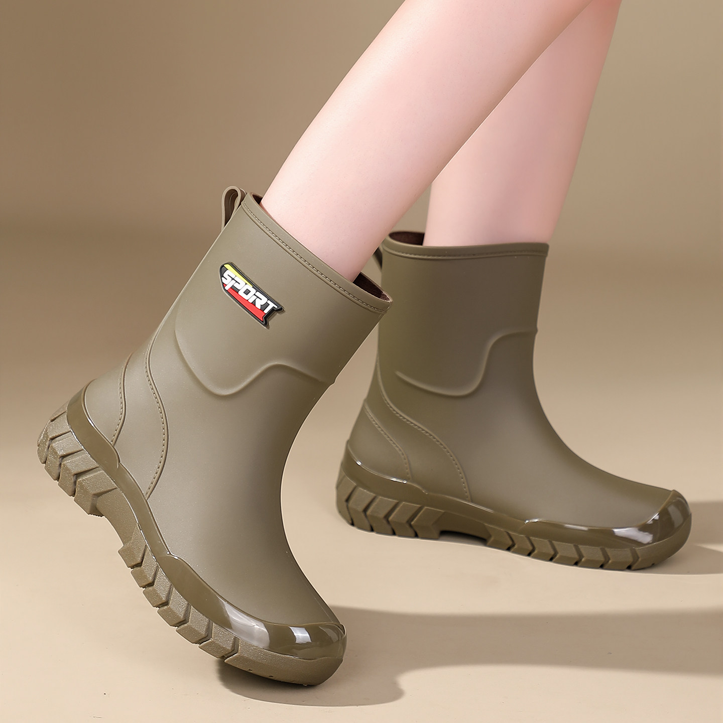 时尚女靴新款中筒雨鞋女款户外轻便露营涉水钓鱼厨房防滑中帮雨靴