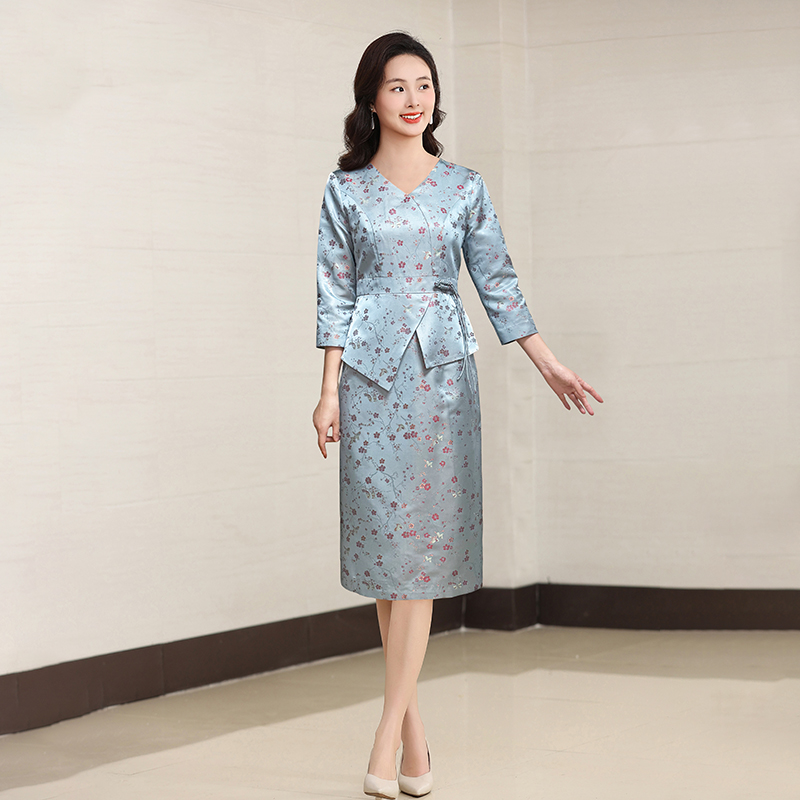 宋锦连衣裙女2025年秋季新款轻奢高级感V领妈妈正式场合修身裙子