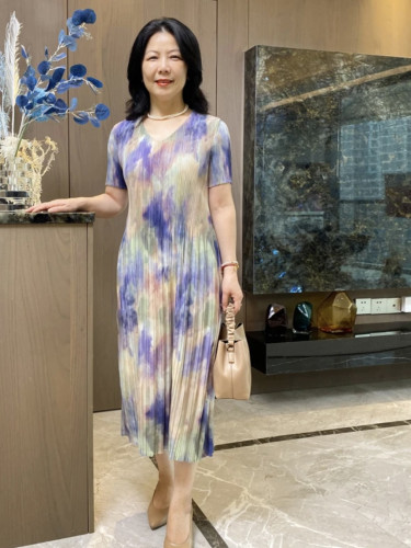 中年妈妈新款三褶风夏季褶皱连时尚印花V领宽松弹力薄款中长裙子