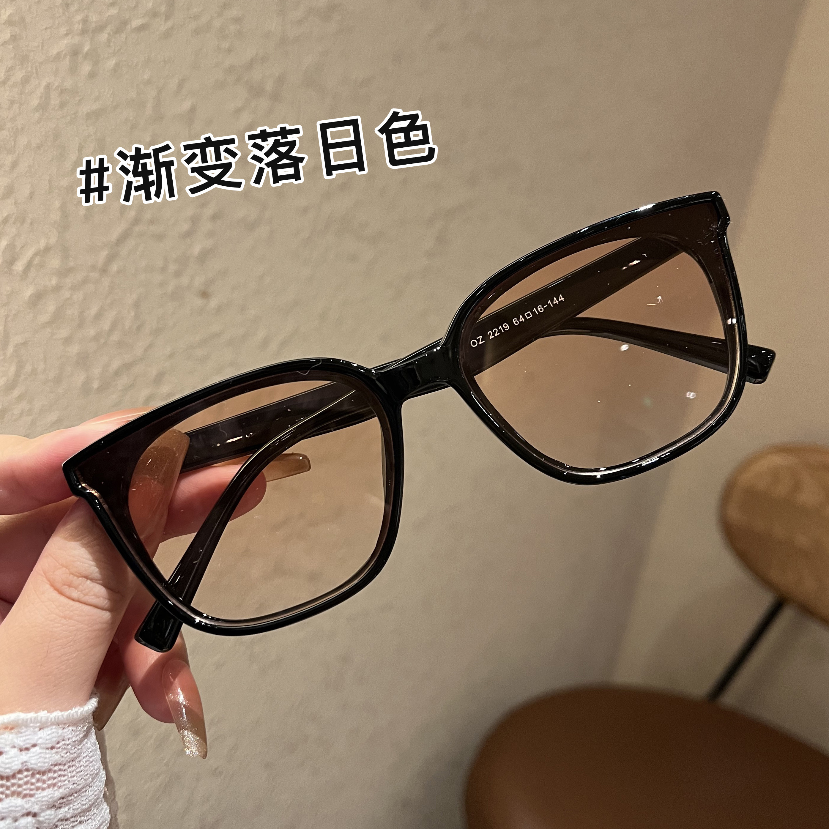 渐变日落色墨镜男2026新款高级感显脸小拍照防紫外线太阳镜女茶色