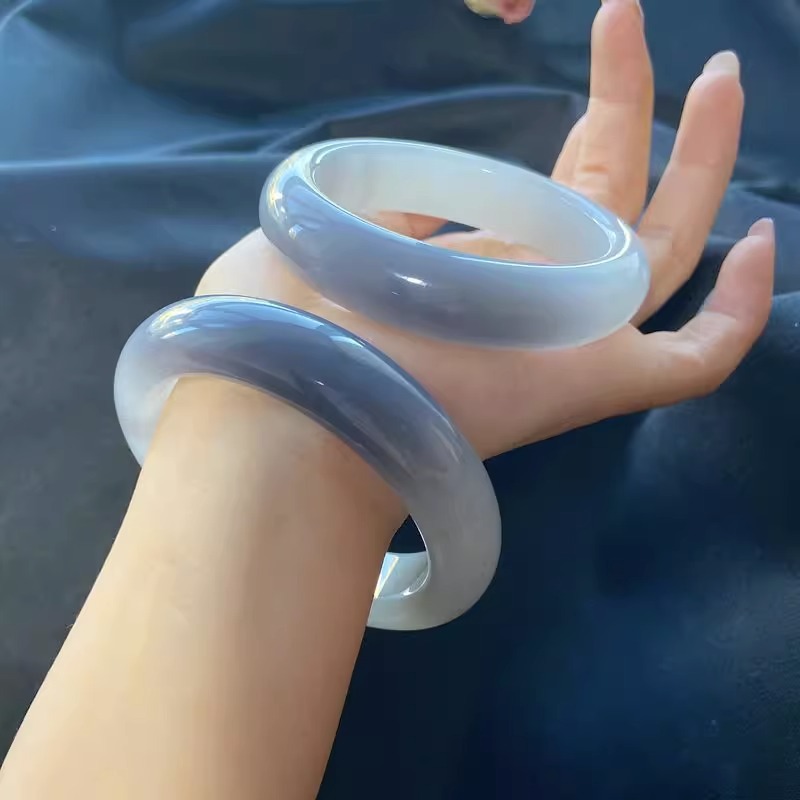 新疆和田玉青海料羊脂白玉烟紫白双色泥鳅背女款工艺品手镯仿真玉