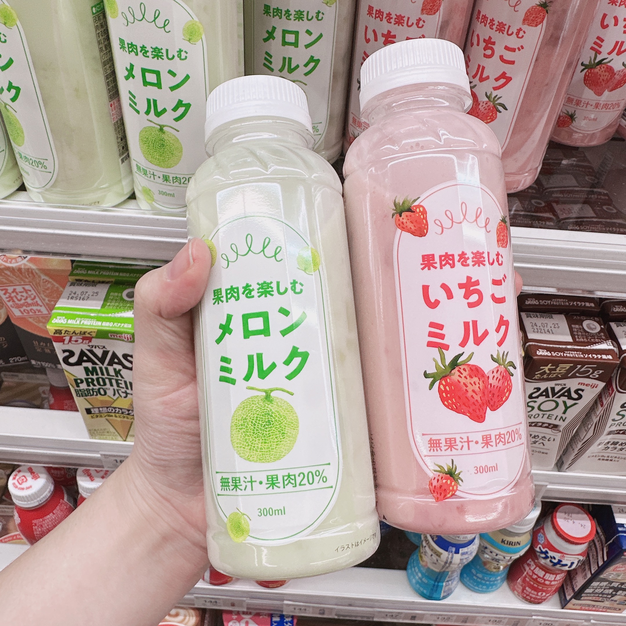 现货日本代购全家便利店哈密瓜果肉奶昔草莓味奶昔乳饮料超超好喝