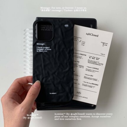 整日不营业原创「message」黑色适用于苹果17promax手机壳ins风15pro全包褶皱iPhone保护壳16pro防摔简约软壳
