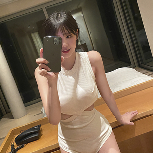 游泳衣女2026性感连体比基尼泳衣女露背镂空大小胸ins显瘦泡温泉