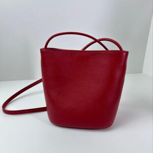 简约百搭轻便真皮水桶包小号摔纹牛皮小托特小个子女生单肩斜挎包