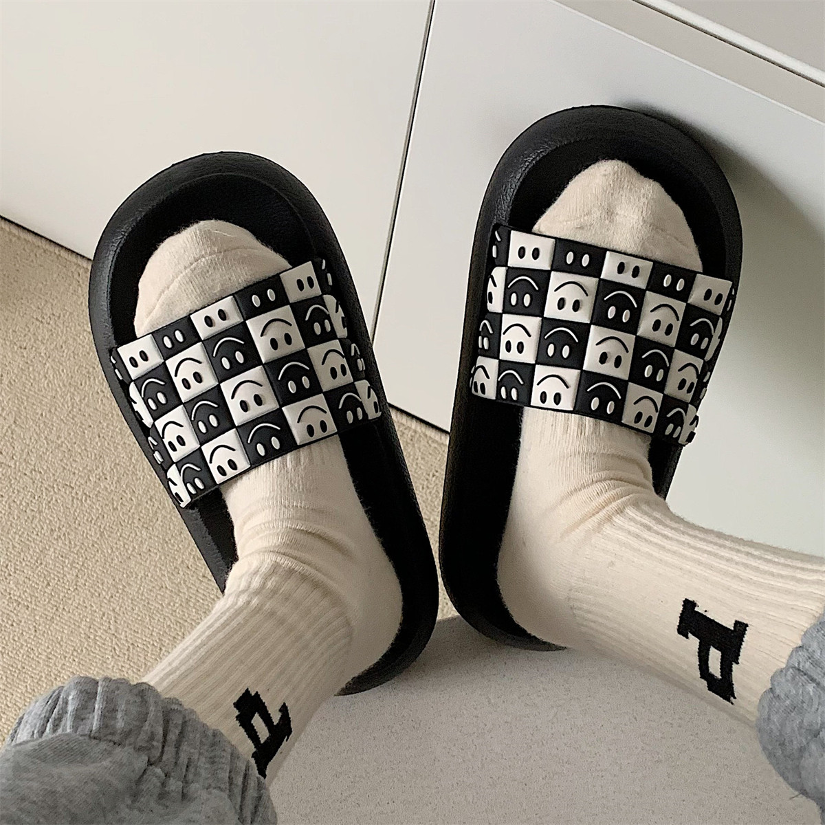 男女夏季可爱格子笑脸一字凉拖鞋