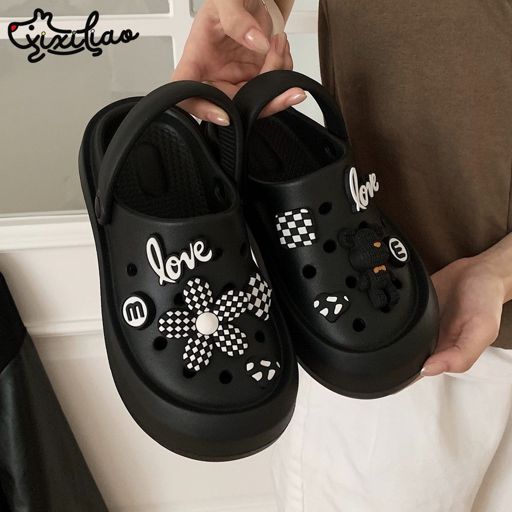 细细条个性卡通黑色小熊洞洞鞋
