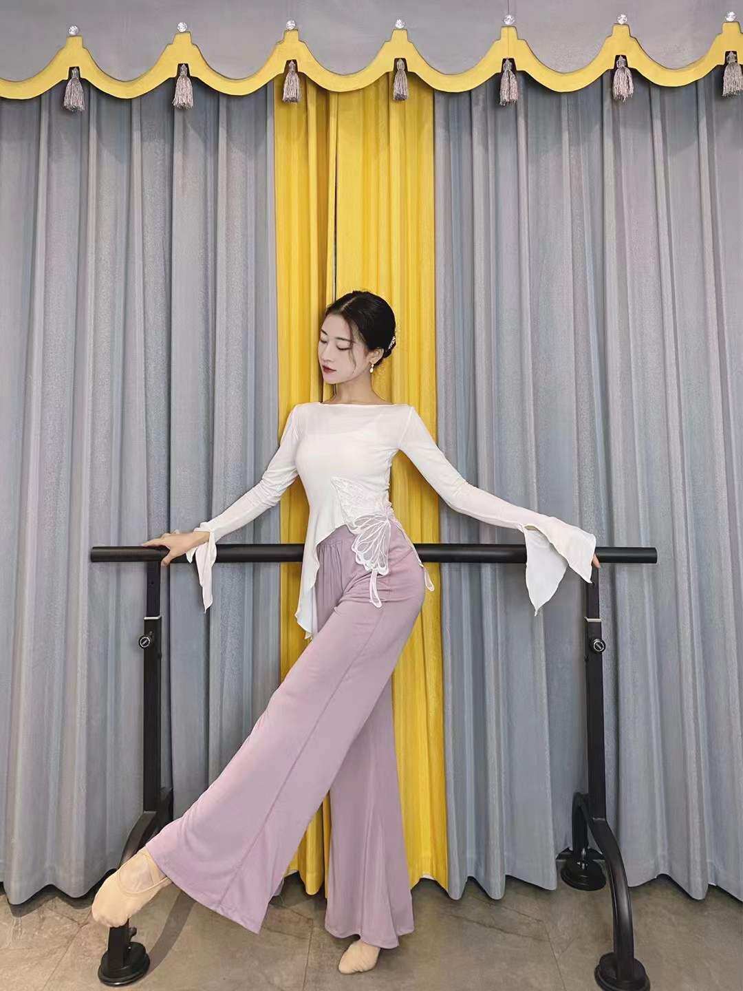 古典舞蝶影白色上衣春夏新款蕾丝蝴蝶修身喇叭袖现代舞蹈练功衣服