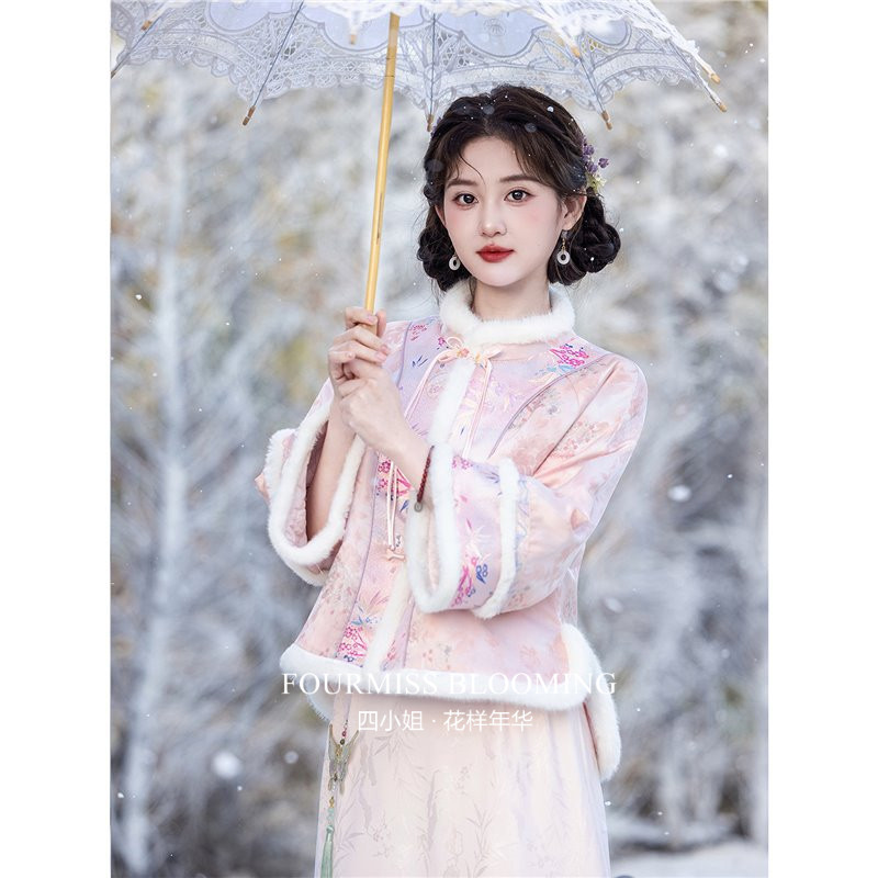 新中式粉色刺绣少女汉服旗袍套装