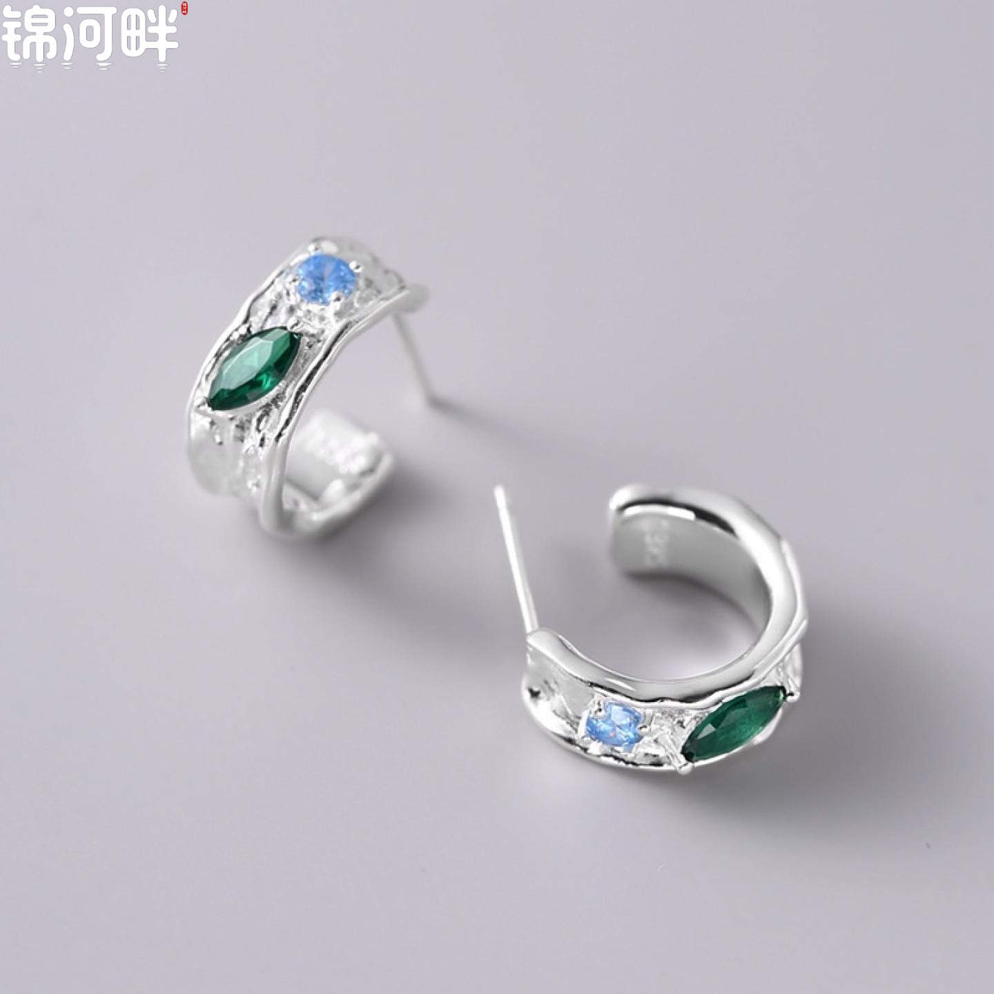 锦河畔 925纯银不规则纹理蓝绿锆石耳钉女简约时尚个性C型半圆