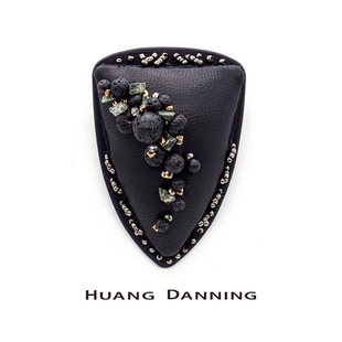 HUANG 高定刺绣羊皮盾牌胸针 DANNING 大自然矿石之力系列
