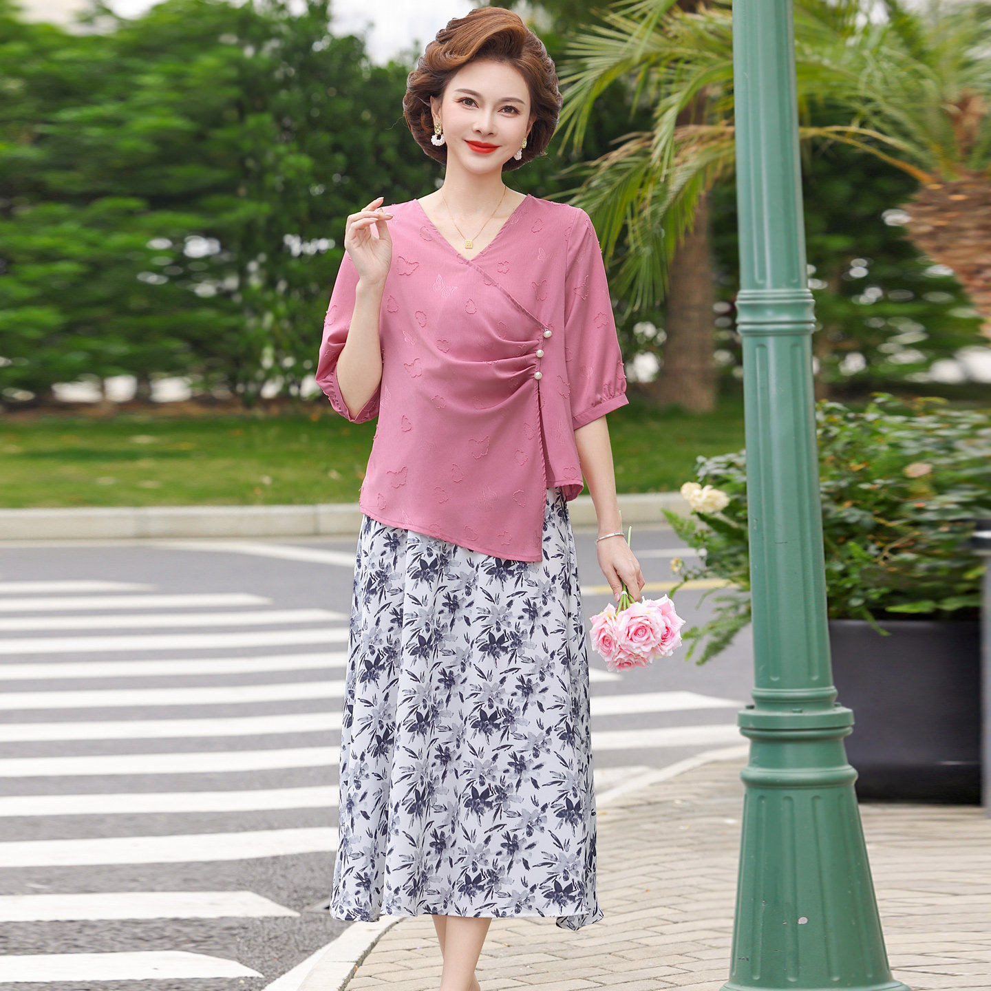 妈妈夏装两件套连衣裙气质V领丝缎设计感短袖t恤衫中年妇女半身裙