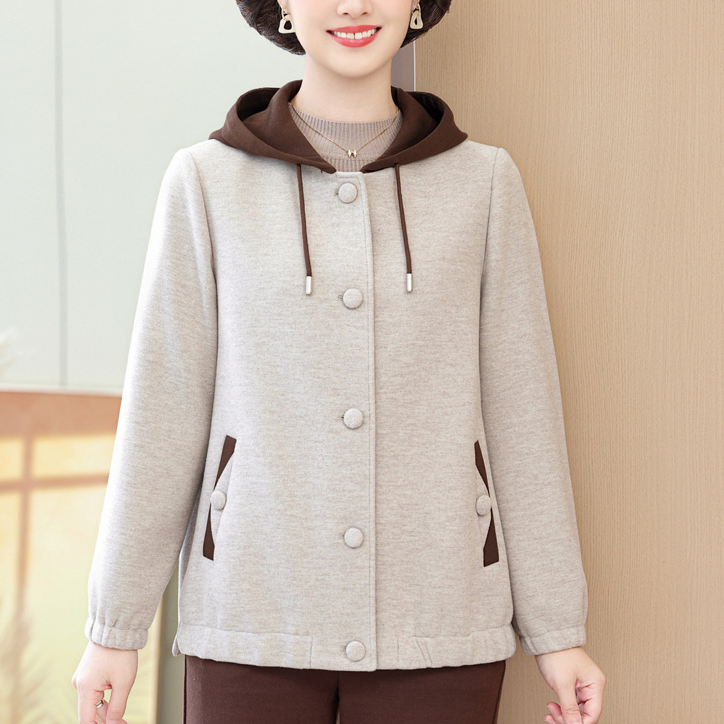 老年人女外套秋装新款妈妈春秋连帽夹克时尚休闲大码胖婆婆上衣服