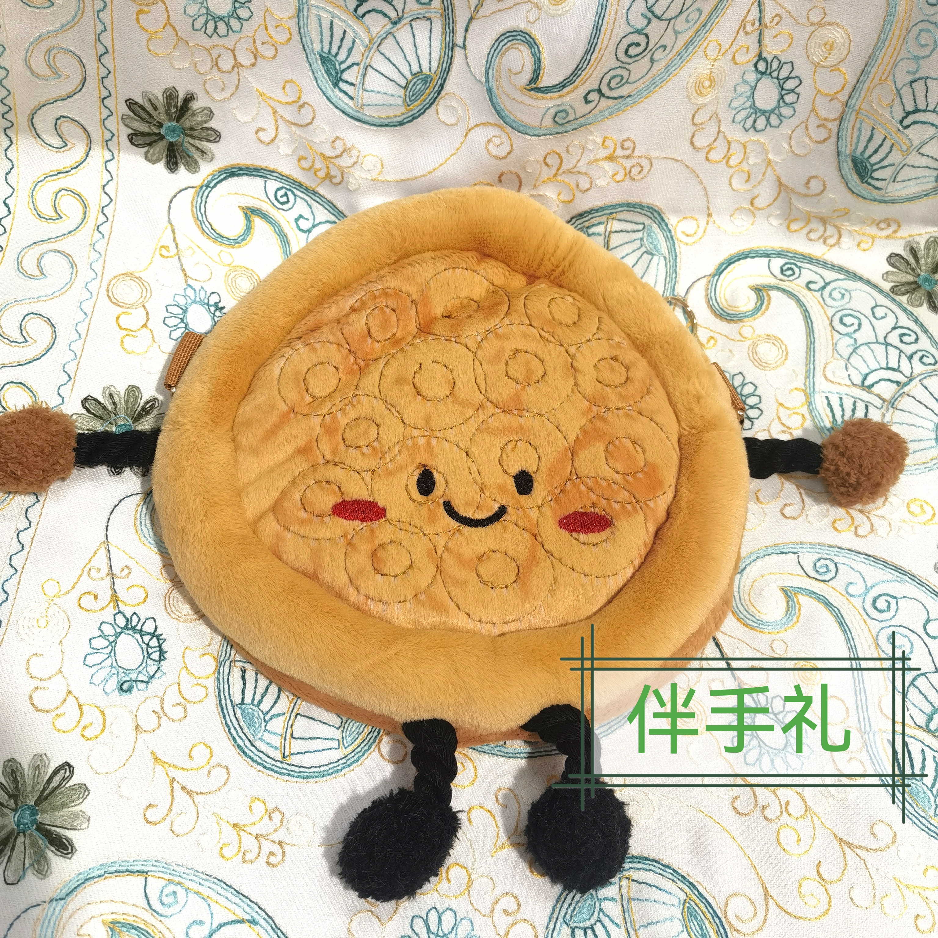 批发新疆文创周边行囊馕背包毛绒玩偶可爱创意馕书包包大馕饼旅游