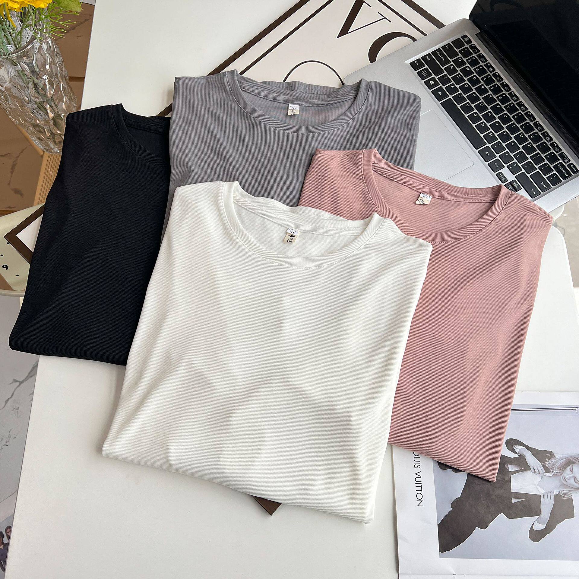 여성용 대형 라운드 넥 긴팔 티셔츠 2024 봄 여름 새 스타일 220 CATTIES 뚱뚱한 소녀 MM 중간 길이 곡선 엉덩이 덮는 탑