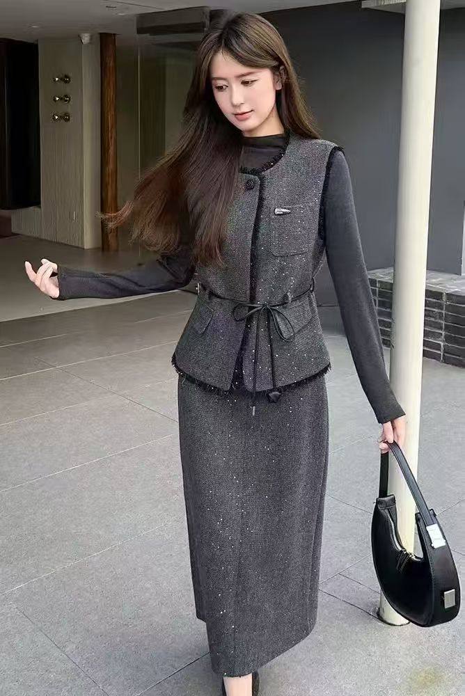 2025秋小香风名媛无袖亮晶晶马甲+长袖打底衫半身裙三件套女