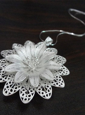 苗乡风雨桥999纯银非物质文化遗产拉丝工艺幸福花吊坠贵州银饰