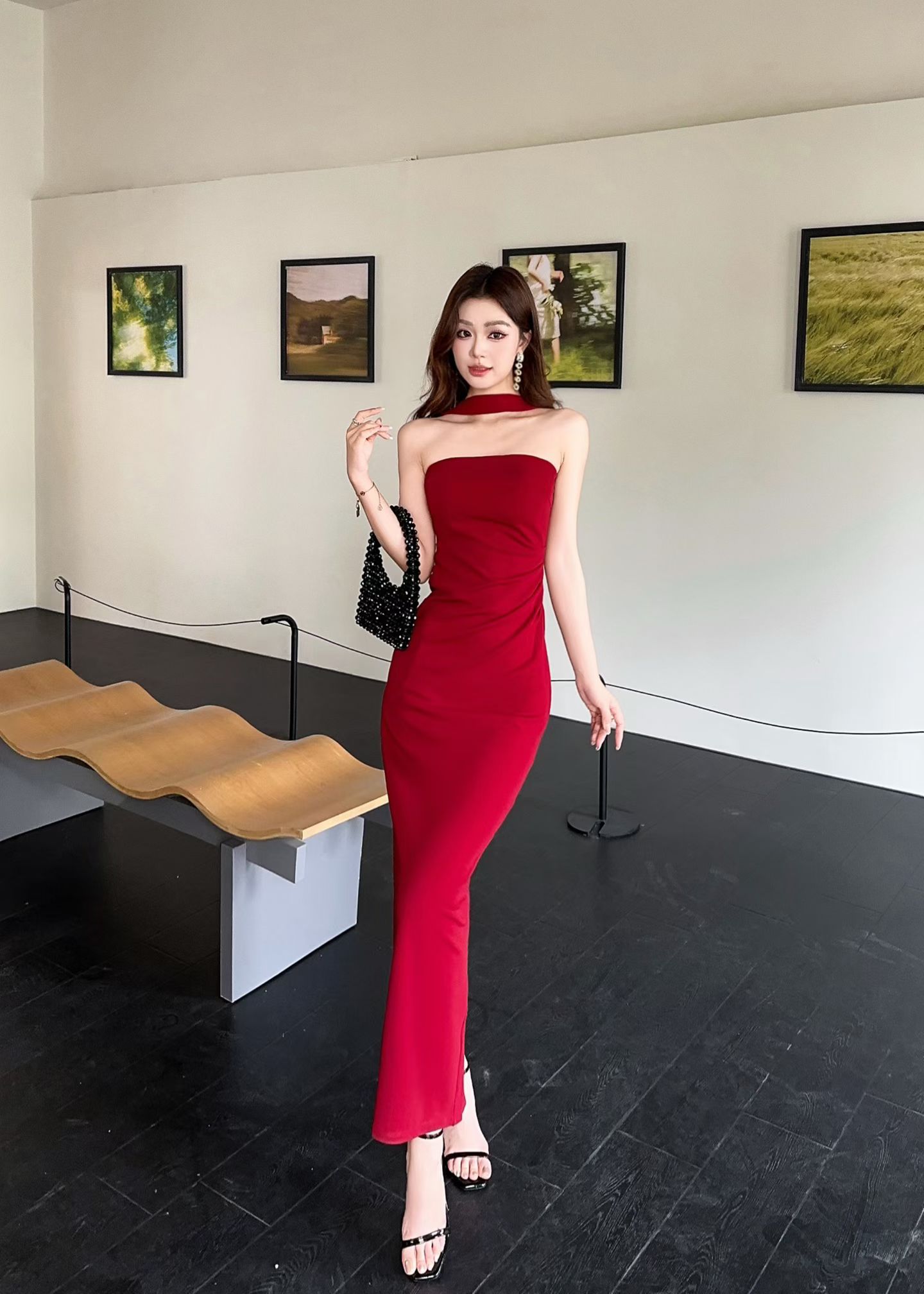 2026新款女装高级感约会挂脖抹胸连衣裙褶皱收腰修身包臀开叉长裙
