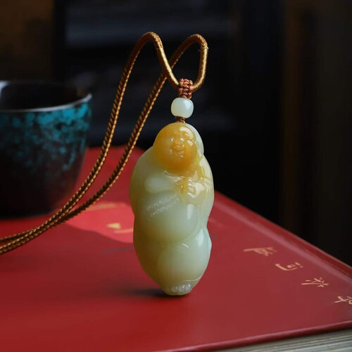 玉石工艺品天然新疆和田玉疆且末料老料俏糖色弥勒佛吊坠男女挂件