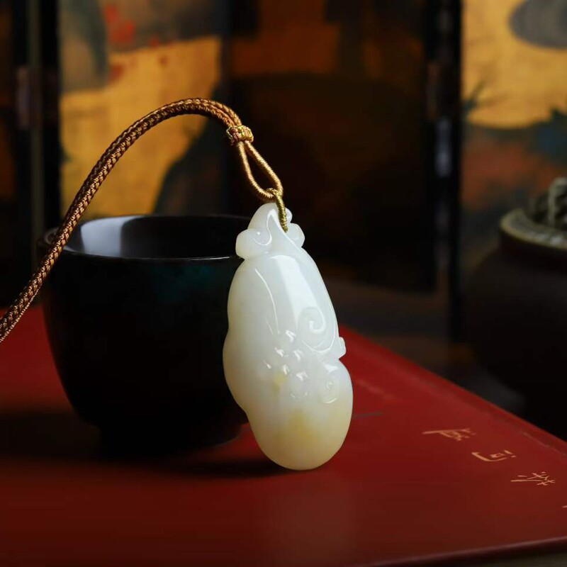 天然新疆和田玉玉器工艺俄料老料俏糖色品玉石如意吊坠挂件带证书