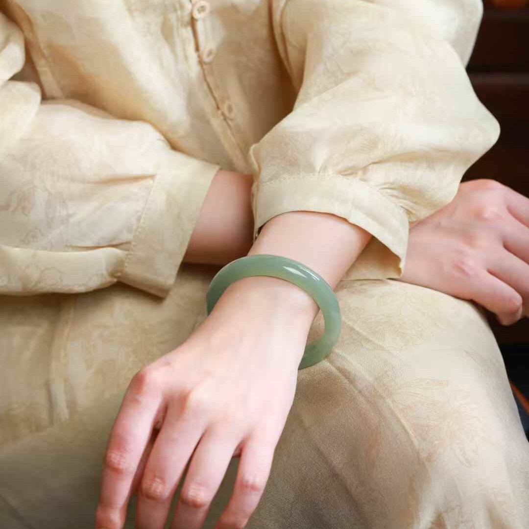 玉器工艺品天然新疆和田玉青海料老料浅湖水绿素面镯女款手镯送证