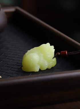 天然新疆和田玉玉器工艺品若羌黄口料老料玉石金蟾吊坠挂件带证书