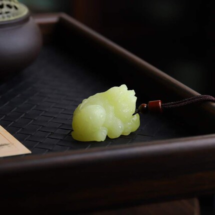 天然新疆和田玉玉器工艺品若羌黄口料老料玉石金蟾吊坠挂件带证书