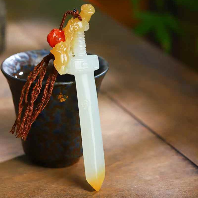 玉器工艺品天然新疆和田玉且末料老料俏糖色复古玉剑小手把件送证