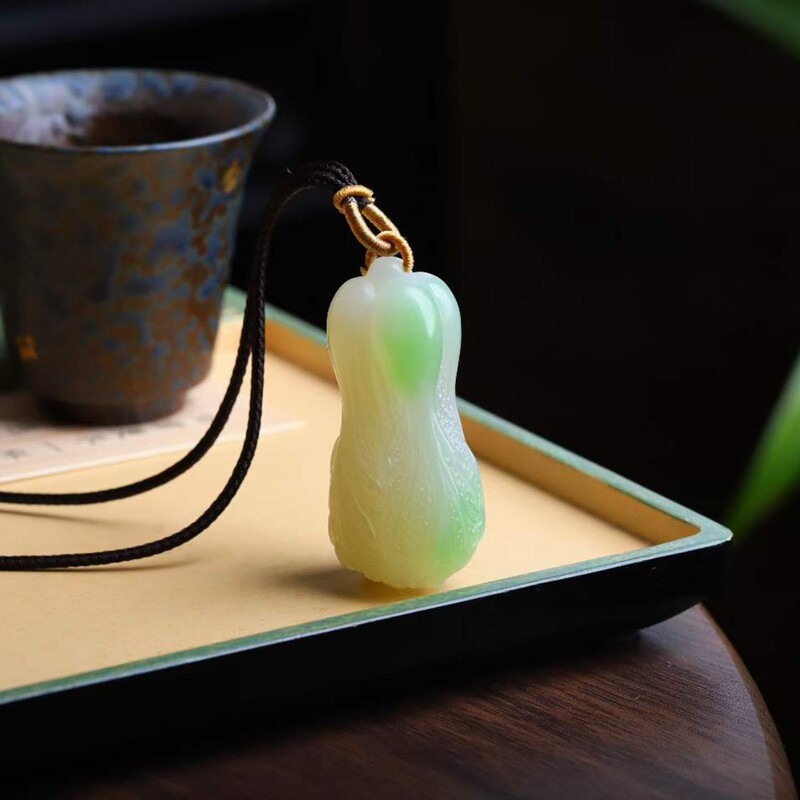 天然新疆和田玉玉器工厂店青海料老料俏翠色玉石白菜吊坠挂件带证