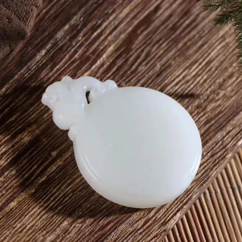 玉器工艺品天然新疆和田玉俄料羊脂级白玉羊脂貔貅平安牌吊坠附证
