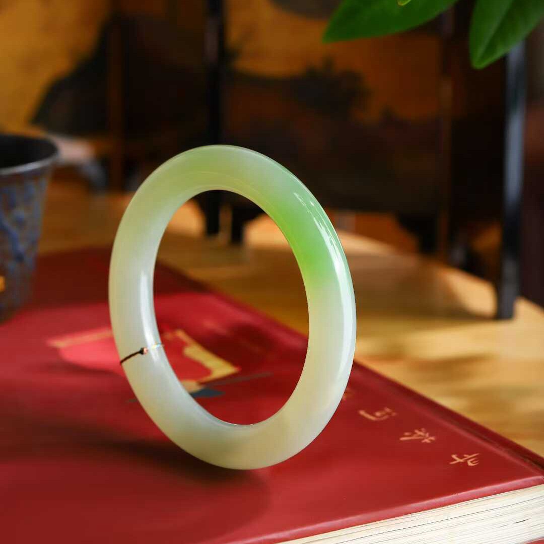 玉器工艺品天然新疆和田玉青海料老料俏翠色手镯圆条镯女款送证书