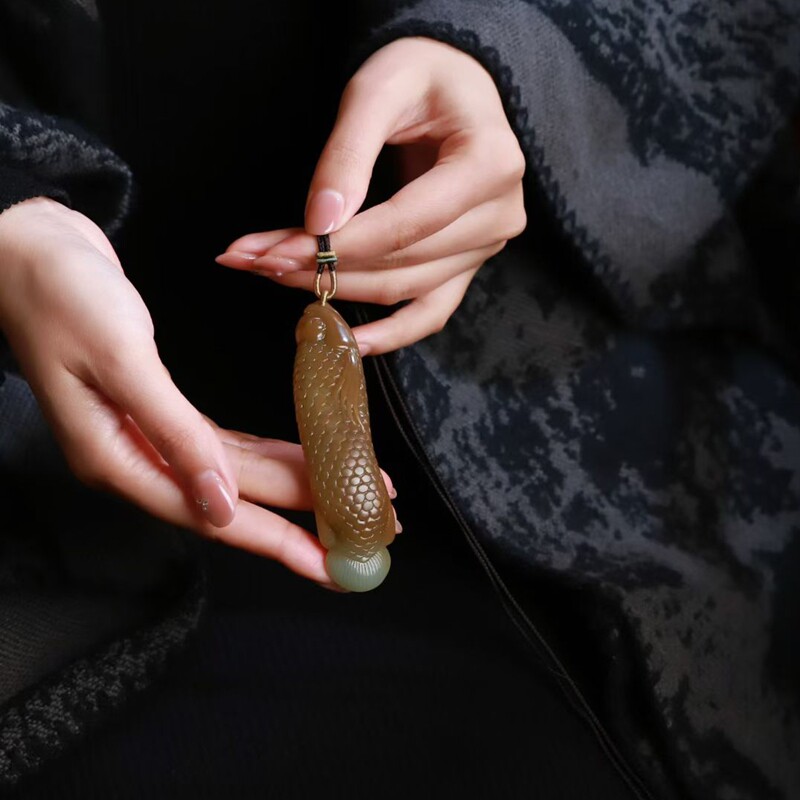 玉器工艺品天然新疆和田玉且末料俏糖色老料玉石富贵鱼吊坠送证