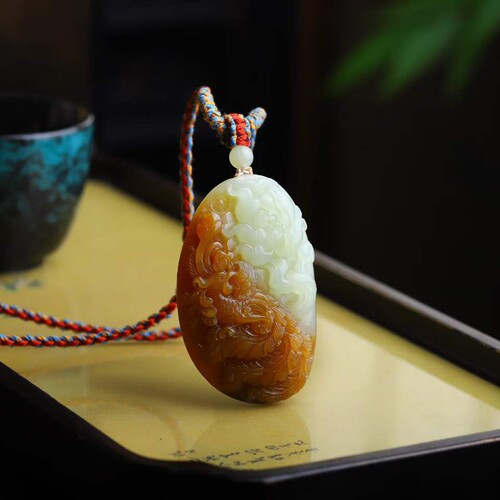 玉器工艺品天然和田玉新疆且末料老料俏糖色凤凰戏牡丹玉石挂件