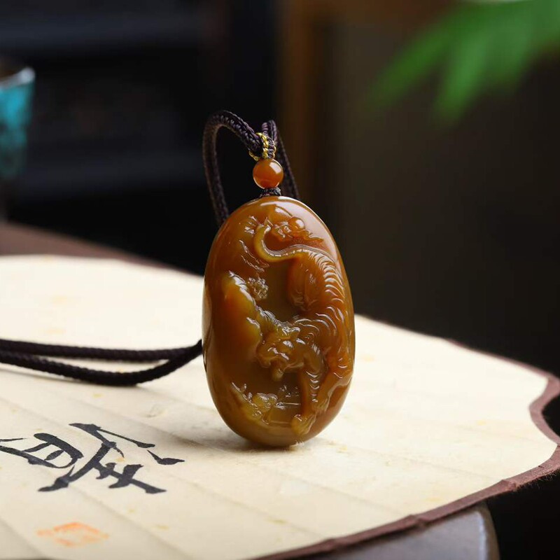 天然新疆和田玉玉器工艺品新疆且末料老料满糖色生肖虎吊坠带证书