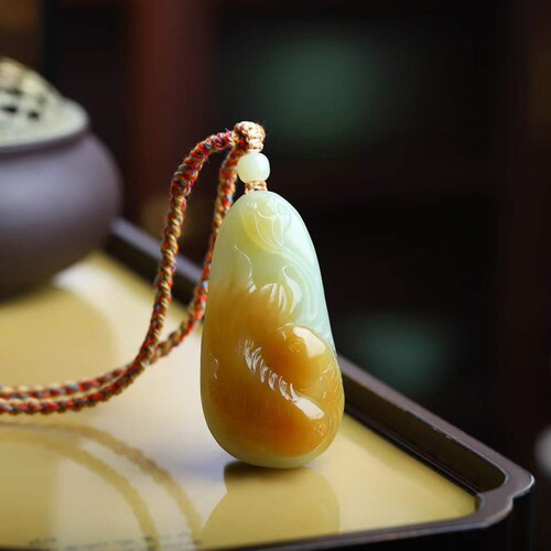 玉器工艺品天然新疆和田玉且末料老料俏糖色连年有余挂件带证书
