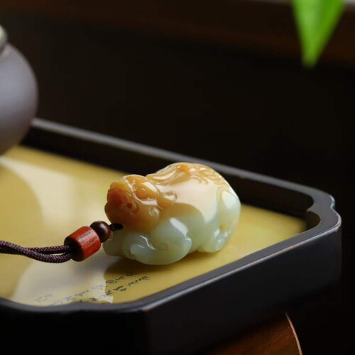 天然和田玉玉器工艺品新疆且末料老料俏糖色玉石貔貅吊坠挂件带证