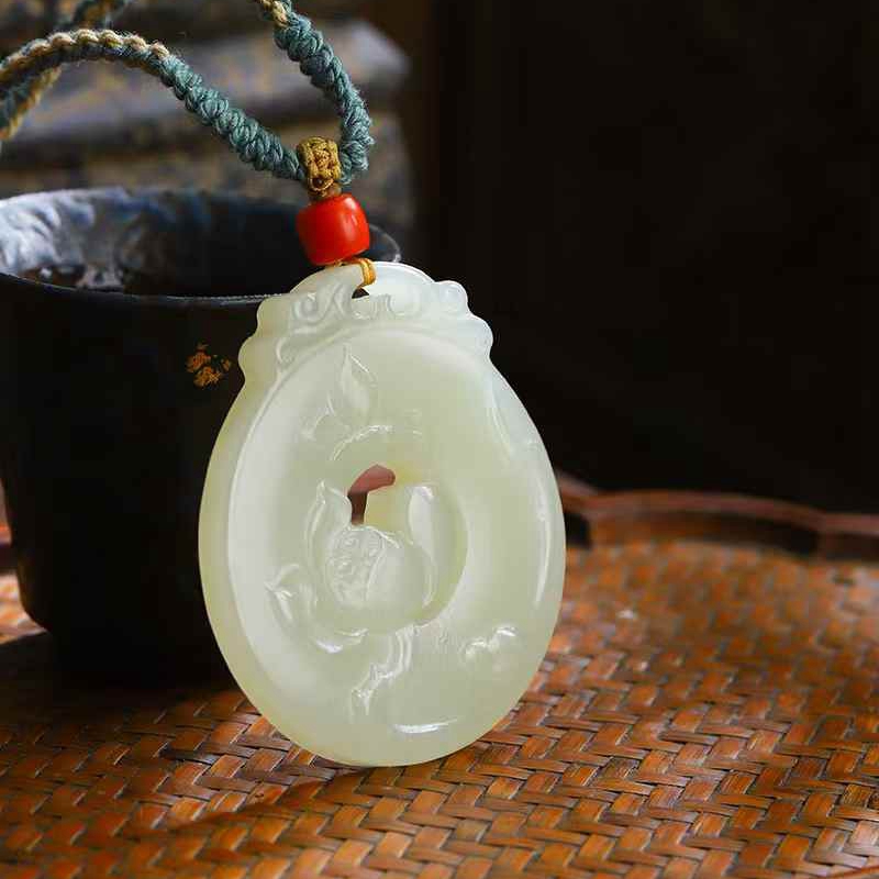 玉器工艺品天然新疆和田玉青海料老料晴水色蝶恋花牌吊坠男女挂坠