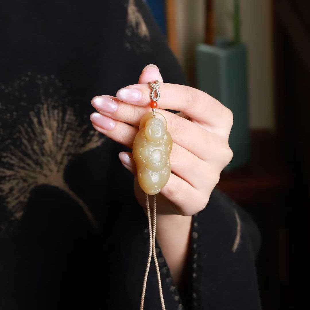 玉器工艺品天然新疆和田玉新疆且末料老料浅糖色弥勒佛男女吊坠