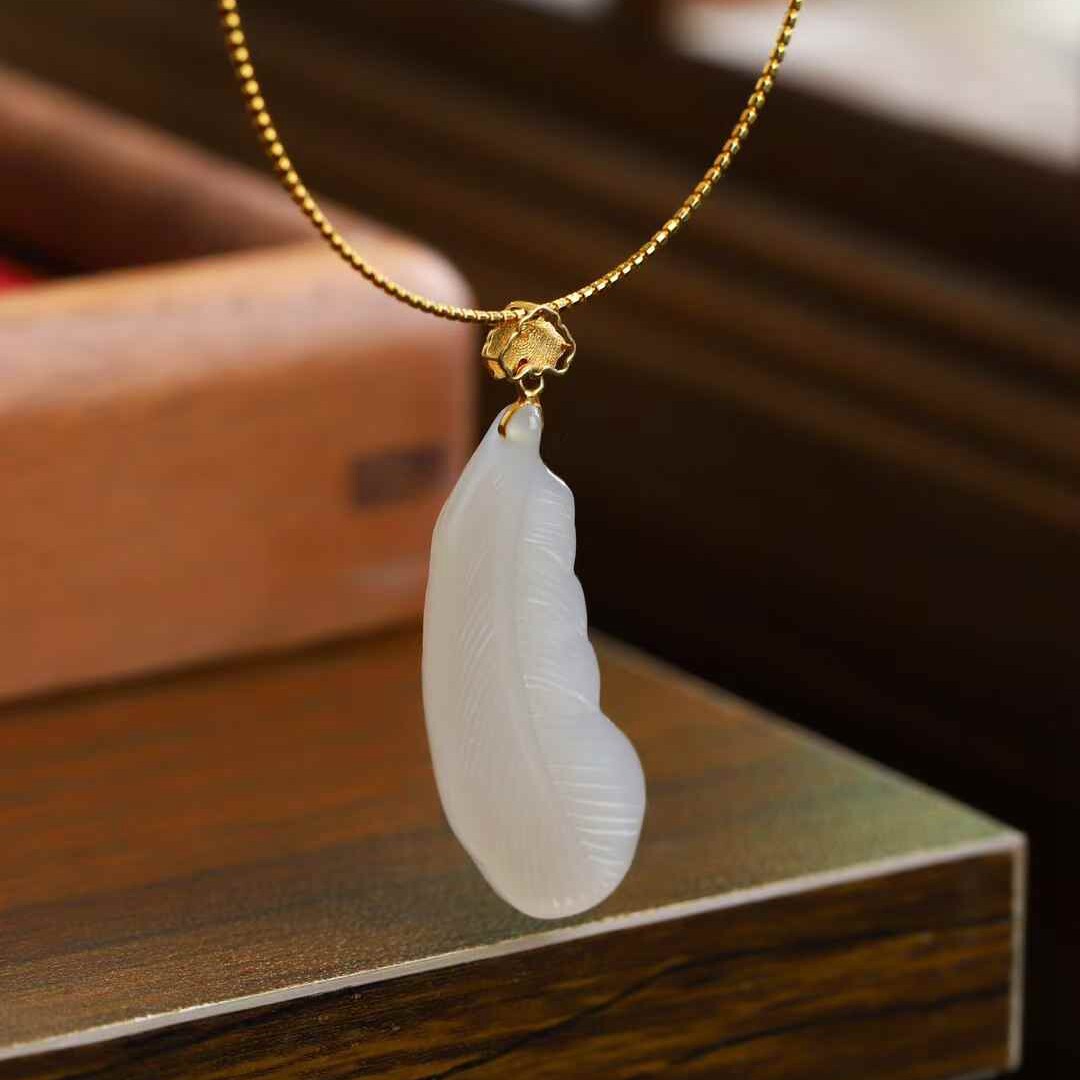 玉器工艺品天然新疆和田玉青海料老料藕粉色羽毛女款吊坠玉石挂坠