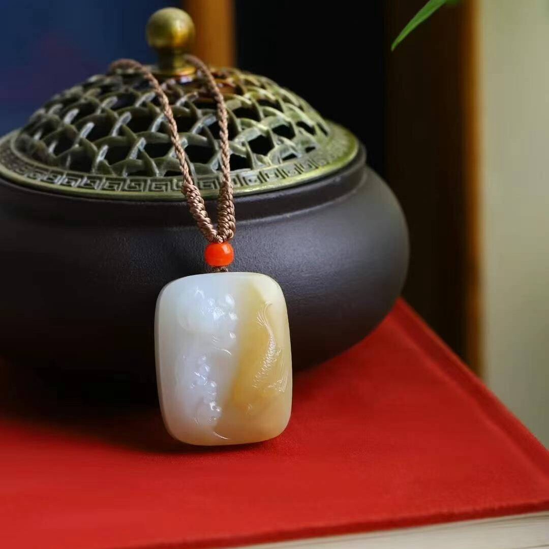 玉器工艺品天然新疆和田玉俄料老料俏糖色鲤鱼闹莲吊坠男女挂件