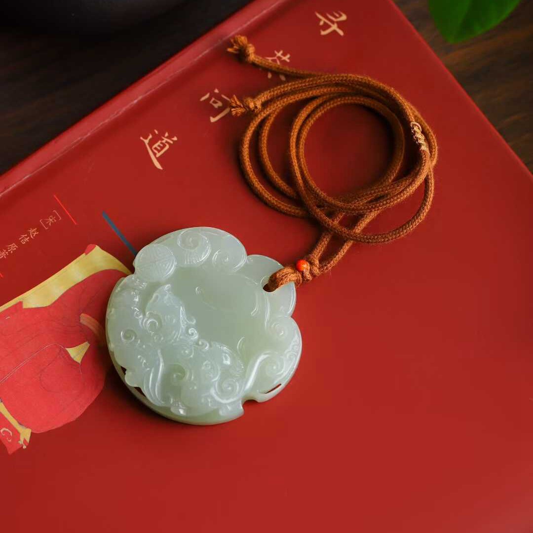 玉器工艺品天然新疆和田玉青海料老料晴水色复古龙吊坠男女挂件