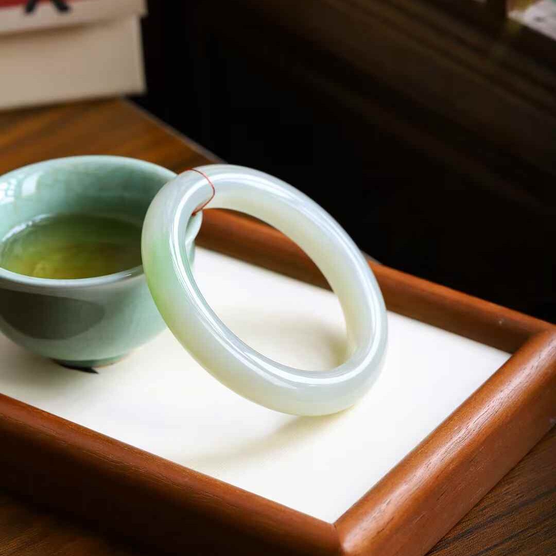 玉器工艺品天然新疆和田玉青海料老料俏翠色素面镯翠青女款玉手镯