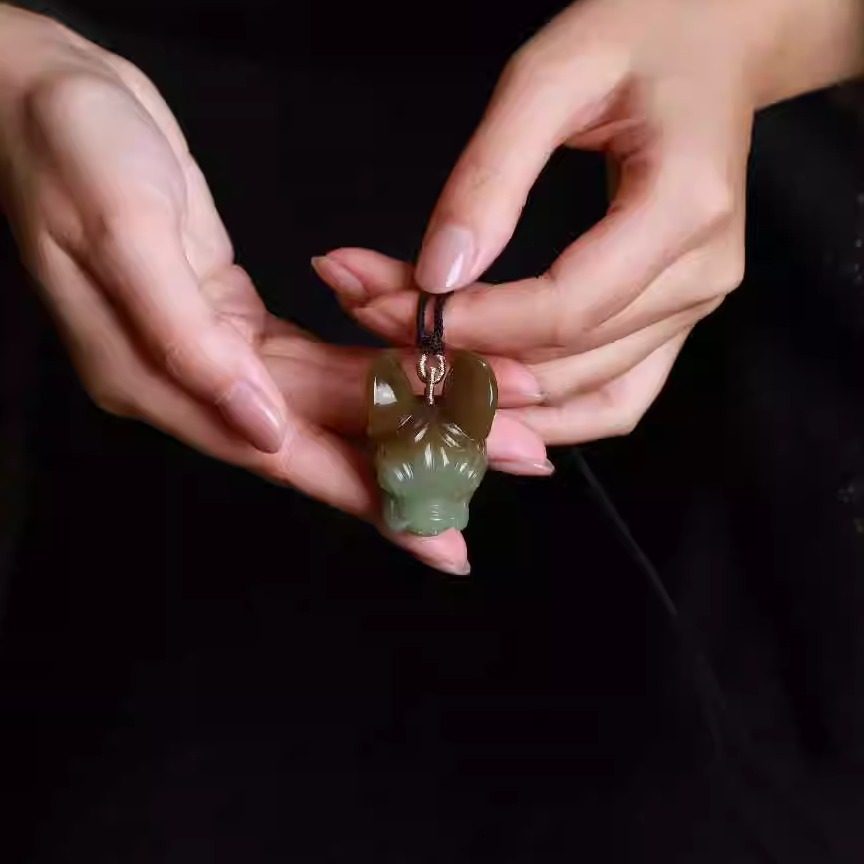 玉石工艺品天然新疆和田玉青海料老料晴水色连年有余男女玉石吊坠