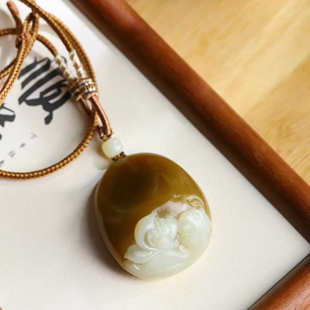 玉器工艺品天然新疆和田玉且末料老料俏糖色连年有余吊坠男女挂件