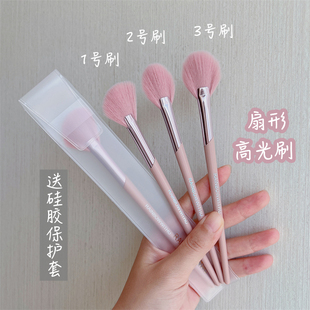 钱小姐。北欧粉扇形高光刷鼻梁提亮刷细节散粉刷斜角尖头伞化妆刷